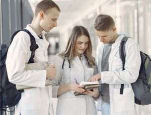 Societatea Medicilor Rezidenţi acuză sistemul că îşi epuizează tinerii